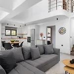 Aiora Luxury Villa