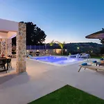 Aiora Luxury Afantou